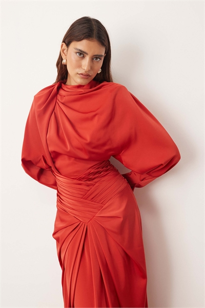 Макси-платье с драпированным вырезом, выразительными плечами и открытой спиной артикул 147695429