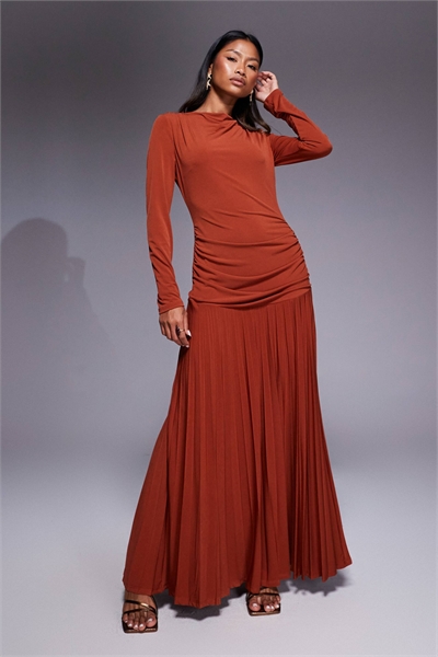 Плиссированное макси-платье цвета ржавчины артикул 148248292