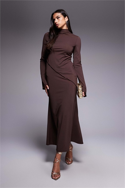 Макси-платье с асимметричным швом артикул 148248291