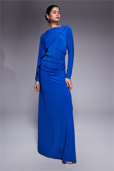 Макси-платье с эффектной накидкой кобальтового цвета артикул 150481396
