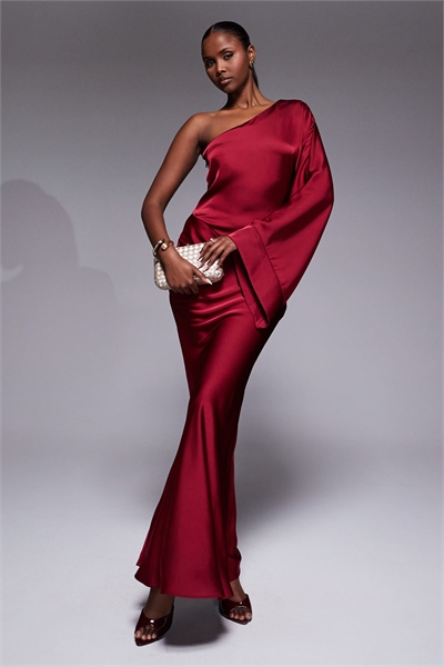 Женское макси-платье из атласа с рукавами-колокольчиками и одним плечом артикул 149514239