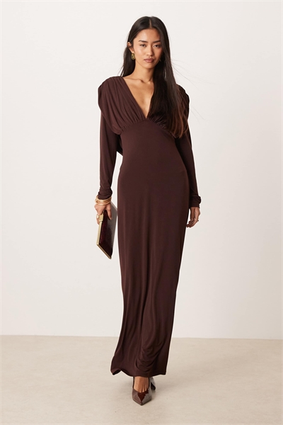 Макси-платье с драпировкой на спине шоколадно-коричневого цвета артикул 152935082