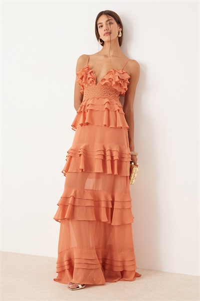 Макси-платье с V-образным вырезом и многоярусными оборками артикул 146769745