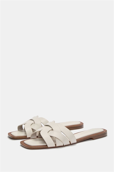 Сандалии на плоской подошве с перекрещивающимися ремешками артикул 149658984