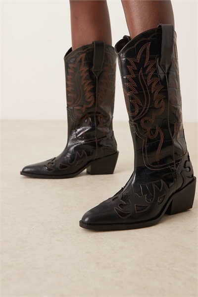 Кожаные ковбойские сапоги Camryn до колен, черного цвета с крокодиловым узором и декоративной строчкой артикул 147258889