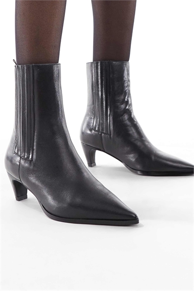 Ботильоны Betsy на низком каблуке черного цвета артикул 149856149