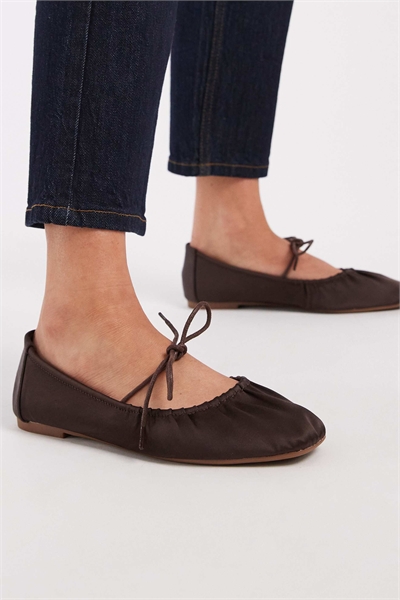 SEQWL Iris Широкие балетки с завязками и рюшами из шоколадного атласа артикул 152188935