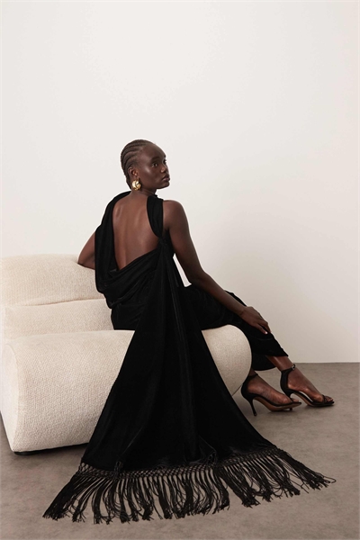 Макси-платье из бархата с драпировкой у горловины, открытой спиной и шлейфом артикул 149656772