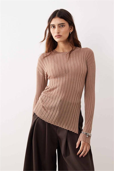 Трикотажный топ с длинными рукавами и мелкой ребристой вязкой артикул 152384640