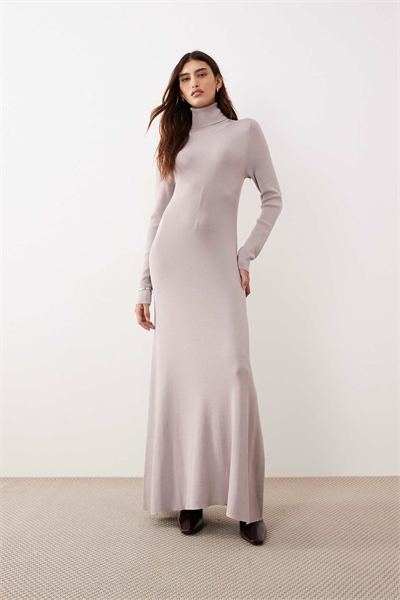 Платье-макси с высоким воротником из плотного ребристого трикотажа артикул 152631025