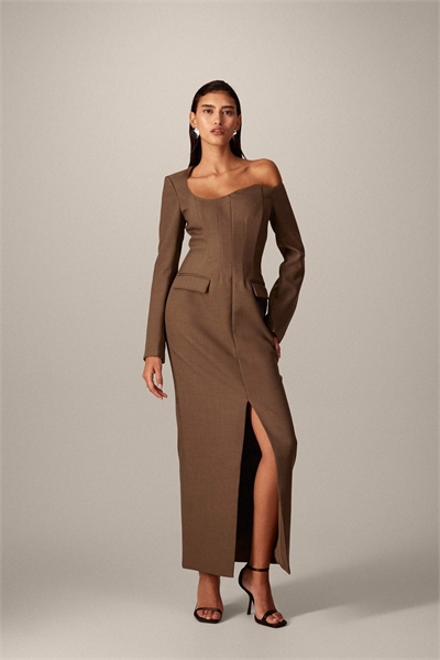 Асимметричное платье средней длины с волнистым вырезом горловины, коричневого цвета артикул 150599238