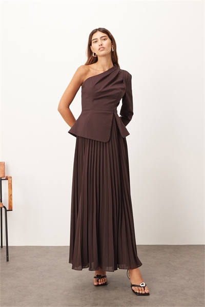 Макси-платье с асимметричным вырезом на одном плече и подолом с мелкими складками артикул 148295037