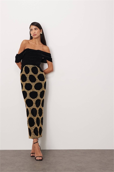 Драпированное платье-миди с открытыми плечами и украшениями в виде пятен, черного цвета артикул 148607015