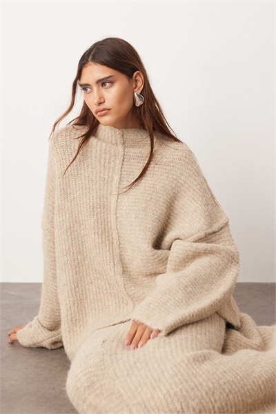 Комплект из свитера и юбки с контрастной вязкой и открытыми швами артикул 144072907