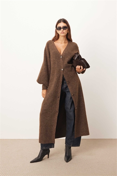 Трикотажное платье средней длины с рукавами-баллонами и пуговицами, шоколадного цвета артикул 144073037