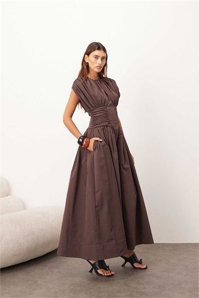 Макси-платье с расклешенной юбкой и затянутой талией артикул 147901758