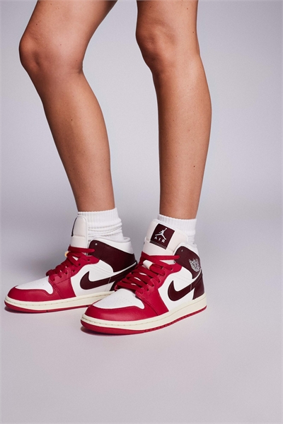 Кроссовки Nike Air Jordan 1 Mid артикул 147135716