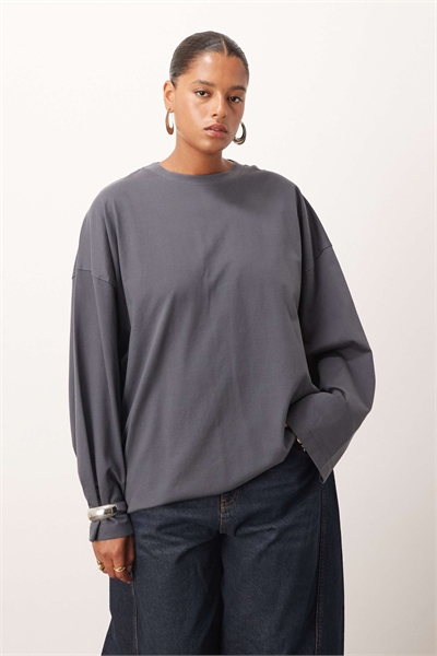 Хлопковая футболка свободного кроя с длинными рукавами артикул 148381583