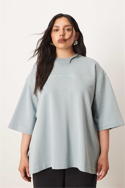 Футболка свободного кроя из плотной ткани с декоративным изгибом шва артикул 148225571