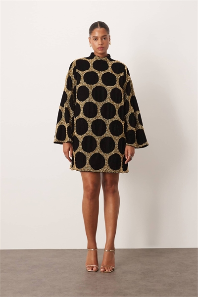 Мини-платье с высоким воротником, длинными рукавами и украшенным изгибом в золотом цвете артикул 148707790