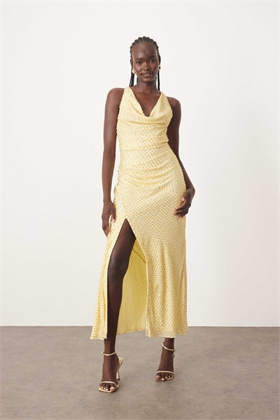 Макси-платье с драпировкой из украшенного кристаллами материала и закрученным элементом артикул 138339624