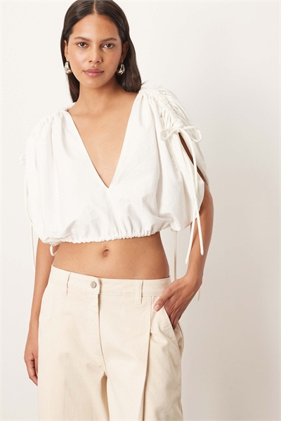 Топ с вырезом и рюшами артикул 140262102