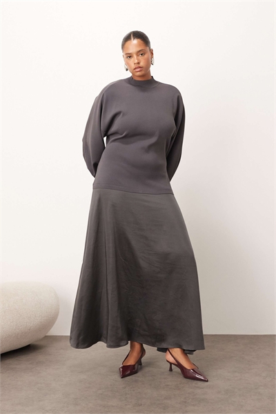 Макси-платье с гибридными рукавами с объемной драпировкой артикул 147619281