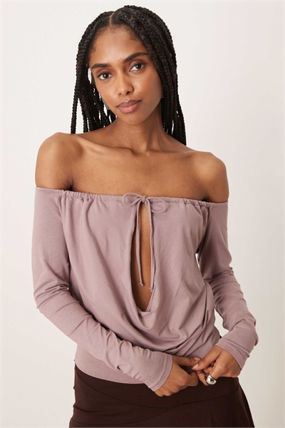 Топ с открытыми плечами и длинными рукавами артикул 154275810