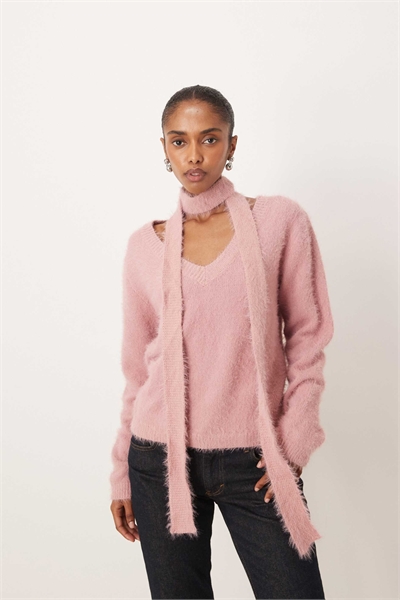 Пушистый свитер с V-образным вырезом и свободным кроем от dikara в комплекте с шарфом артикул 152624223