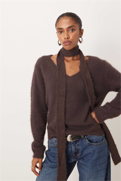 Пушистый свитер с V-образным вырезом и свободным кроем от dikara в комплекте с шарфом артикул 152624226