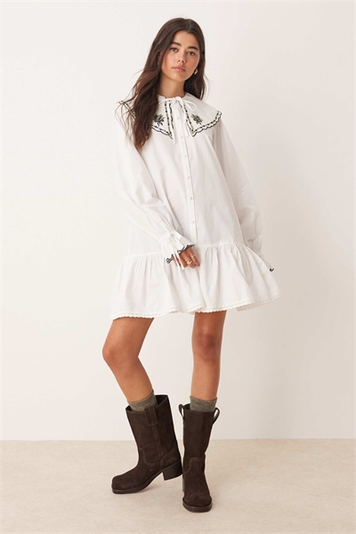 Мини-платье с вышитым воротником артикул 145947046