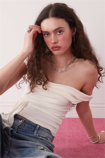 Топ Neida с облегающим силуэтом и V-образным вырезом артикул 144073207