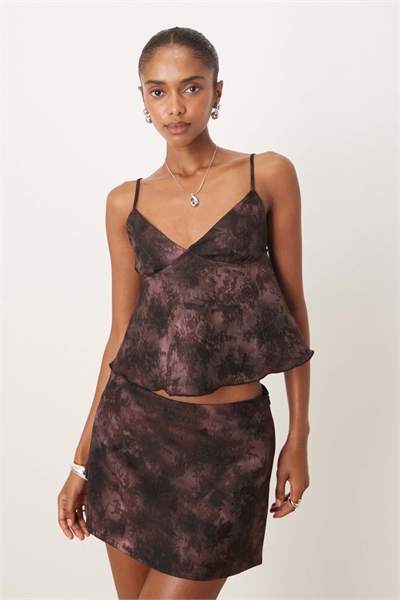 Марина с V-образным вырезом и струящимся верхом из жаккардового материала с цветочным узором в фиолетовом цвете артикул 152624242