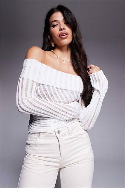 Свитерок с отложным вырезом и открытыми плечами, связанный из прозрачной ткани с эффектом «лестницы» артикул 140373379