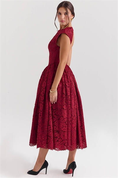 Дебютное кружевное платье-миди с открытой спиной в ягодном цвете артикул 147673867