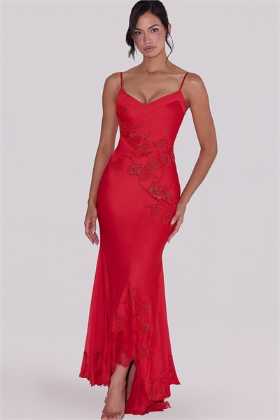 Длинное атласное платье Anastelle красного цвета с ручной вышивкой бисером артикул 155774578
