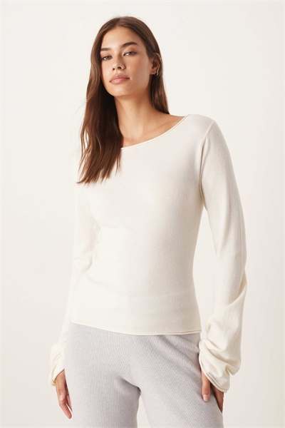 Топ из тонкого трикотажа с длинными рукавами и лодочным вырезом артикул 151559159