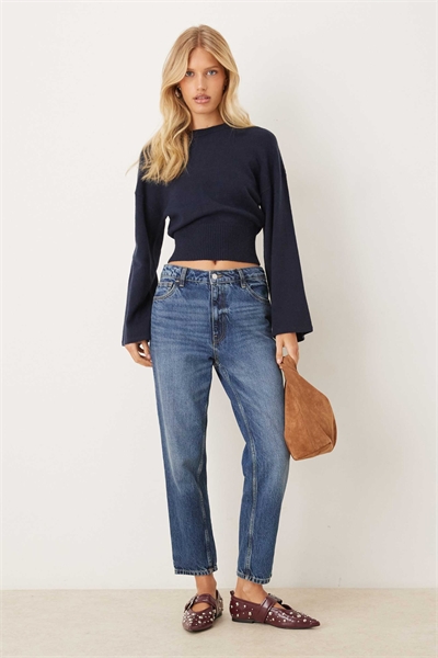 Свитер из трикотажа с круглым вырезом и широкими рукавами, облегающего кроя артикул 149853401