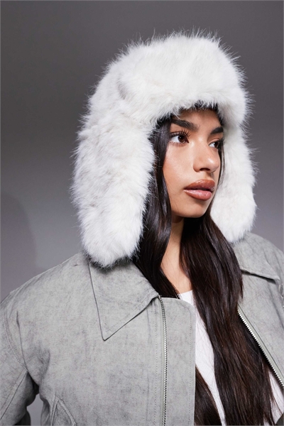 Эксклюзивная шапка-ушанка из искусственного меха кремового цвета артикул 151557613