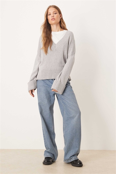 Вязаный свитер с V-образным вырезом и широкими рукавами артикул 149246997