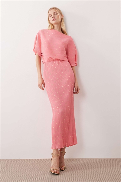 Платье-миди с открытыми плечами и плиссировкой от Tilly артикул 153593239