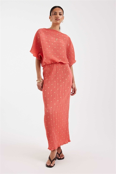 Платье-миди с открытыми плечами и плиссировкой от Tilly артикул 154891638