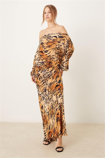 Макси-платье с открытыми плечами и плиссировкой артикул 150263243