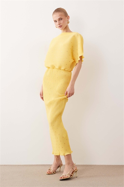 Платье-миди с открытыми плечами и плиссировкой от Tilly артикул 153593251