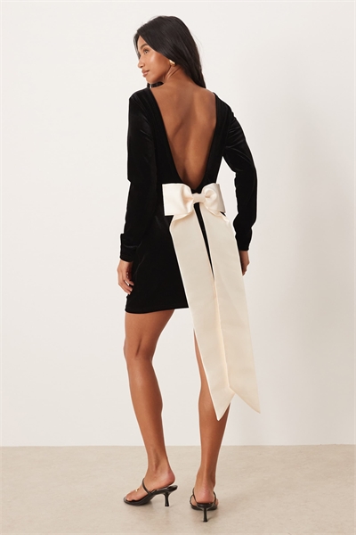 Мини-платье свободного кроя с открытой спиной и съемным бантом артикул 151265385