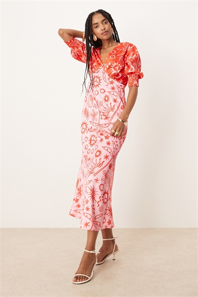 Платье средней длины с контрастным принтом в виде ладоней артикул 146131251