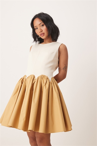 Мини-платье с асимметричным подолом и контрастными вставками артикул 143827078