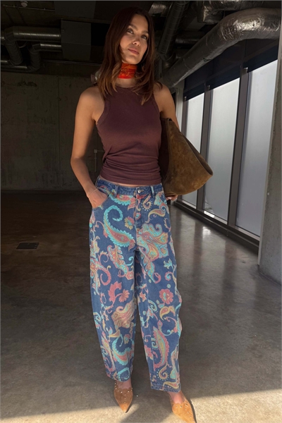 Джинсы с принтом на штанинах артикул 153593219