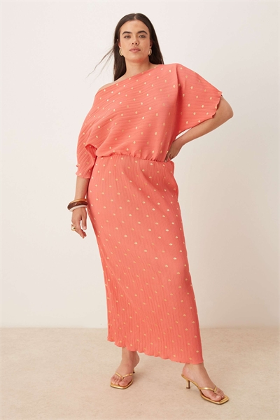 Платье Tilly с открытыми плечами, плиссированное, средней длины, кораллового и золотого цветов артикул 148479966