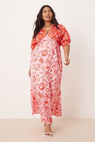 Платье средней длины с контрастным принтом в виде ладоней артикул 143824910